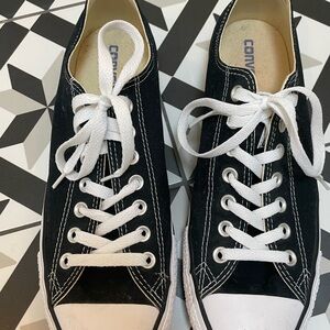 Converse Chuck Taylor shoes black and white. Men’s 9.5 women’s 11.5 like new